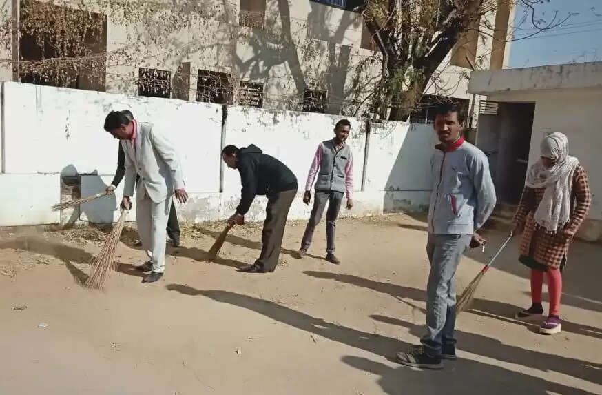 વિશ્વ સ્વચ્છતા દિને વડગામ તાલુકા પંચાયતના કર્મચારીઓ દ્રારા સફાઈ કરાઈ