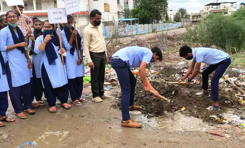 મુશ્કેલી@રાધનપુર: ગંદુ પાણી-બિસ્માર માર્ગની અનેકવાર રજૂઆત, આખરે વિદ્યાર્થીઓ ખુદ જંગે ચડ્યાં