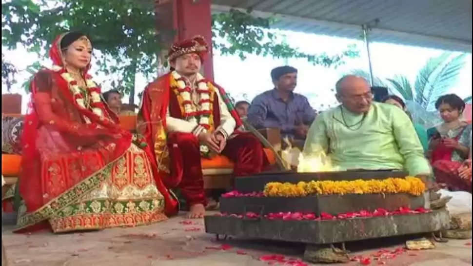 સંસ્કૃતિઃ જાપાનીઝ યુગલ લગ્ન કરવા ગુજરાત આવ્યું, બળદ ગાડામાં નીકળી જાન