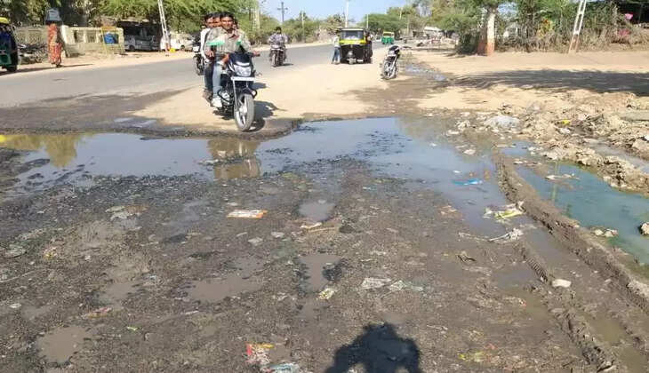 ડીસા-પાટણ હાઇવે પર જીવલેણ ખાડા પડતા લોકોમાં રોષ