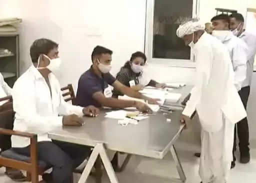 ચૂંટણી@પાલનપુર: માર્કેડયાર્ડમાં 16 ડીરેક્ટરો માટે મતદાન શરૂ, આવતીકાલે પરિણામ