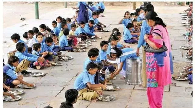 અછત@બનાસકાંઠા: શાળામાં વેકેશન છતાં મધ્યાહ્ન ભોજન ચાલુ રાખવા આદેશ