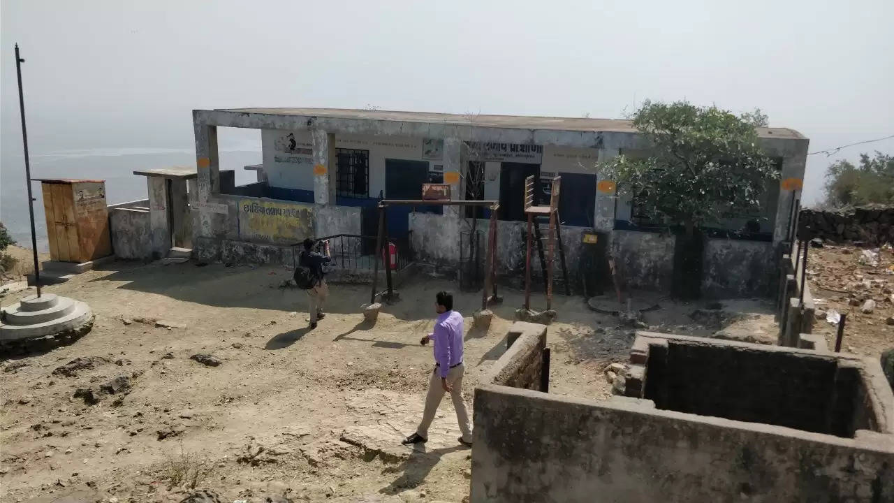 ગુજરાત: એવી શાળા કે જયાં પહોંચવા શિક્ષકો કરે છે રોપ-વેનો ઉપયોગ