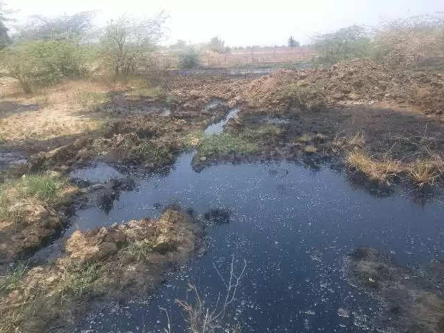 બેચરાજી: ONGCની બેદરકારીથી ખેતર બન્યું ઓઇલનું તળાવ, જમીન થઈ બંજર