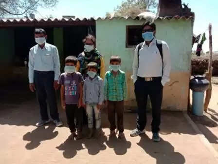 સરસ્વતીઃ કોરોના વાયરસને લઇ અઘાર ગામે શિક્ષકો દ્રારા માસ્ક વિતરણ