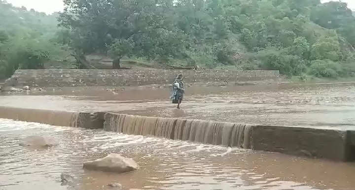 અંબાજી: ઉપરવાસમાં પડેલા વરસાદને કારણે સુકી નદીઓ વહેતી થઇ