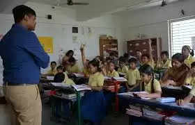 સુચના@બનાસકાંઠા: વિદ્યાર્થીઓને તીડ નિયંત્રણના પાઠ ભણાવવા શિક્ષકોને આદેશ