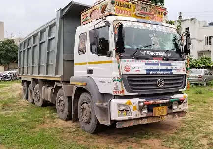 કાર્યવાહી@બનાસકાંઠા: અલગ-અલગ સ્થળેથી રોયલ્ટી ચોરી કરતાં 2 ડમ્પર ઝબ્બે, 5.35 લાખનો દંડ