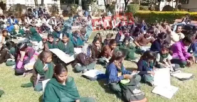 બ્રેકિંગ@અમીરગઢ: ખખડધજ શાળાને તાળું મારી બાળકોના કલેક્ટરમાં ધરણાં