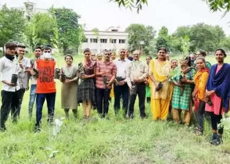 સરાહનિય@ચાણસ્મા: પલાસર કોલેજમાં પ્રોફેસરો અને વિદ્યાર્થીઓ દ્રારા વૃક્ષારોપણ, 400થી વધુ છોડનું વાવેતર