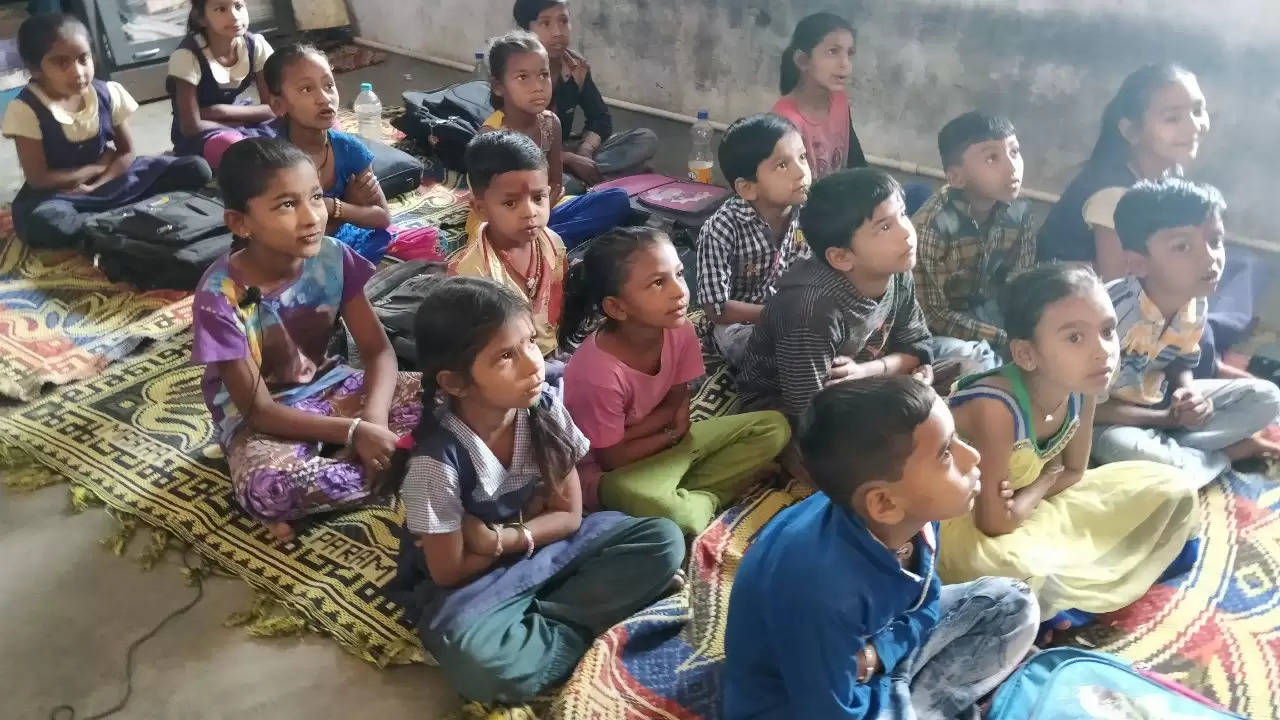 ગુજરાત: એવી શાળા કે જયાં પહોંચવા શિક્ષકો કરે છે રોપ-વેનો ઉપયોગ