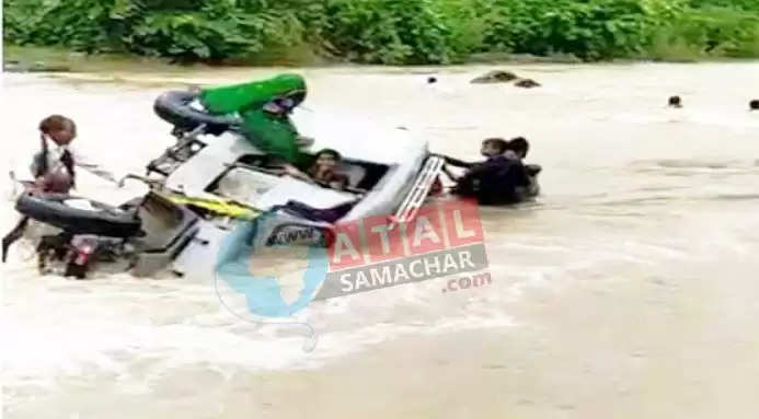 ઘટના@અમીરગઢ: જીપ નદીમાં ખાબકી, સ્થાનિકોએ મહામહેનતે 10 લોકોને બચાવ્યા