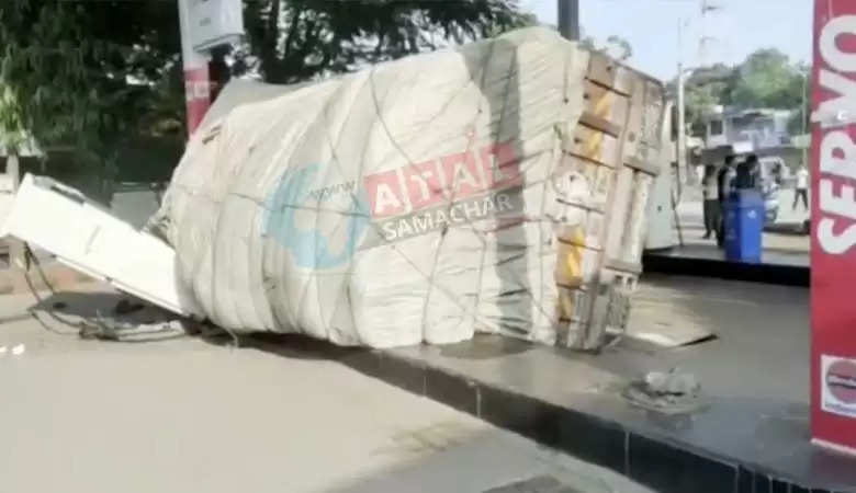 ઘટના@માલપુર: પેટ્રોલ-ડીઝલ ભરવાના મશીન પર ટ્રક પલટી, સદ્દનસીબે જાનહાની ટળી