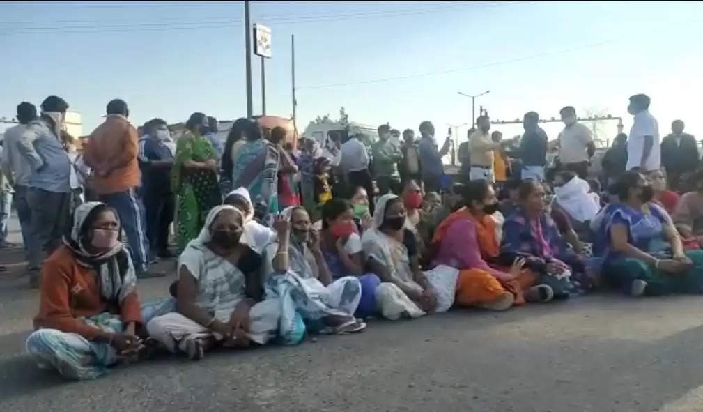 રિપોર્ટ@મોડાસા: હાઇવે પર સુરક્ષા નષ્ટ થતાં ત્રાહિમામ્, સર્કલ માટે મહિલાઓનું ચક્કાજામ