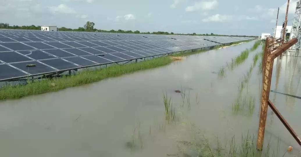 મુશ્કેલી@સમી: ભારે વરસાદથી સોલાર પ્લાન્ટ સરોવર સમાન, વીજ ઉત્પાદન ઠપ્પ