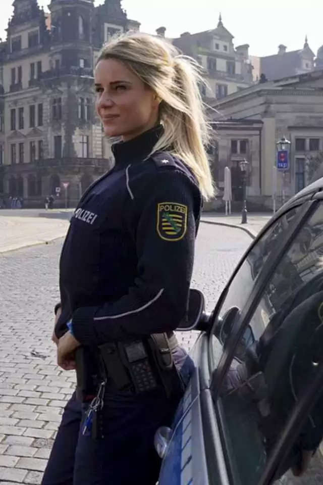 સુંદર મહિલા પોલીસ અધિકારીને ફોટા સોશ્યલ મીડિયા પર શેયર કરતા મળી નોટિસ