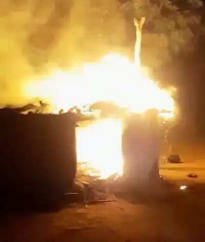 દુર્ઘટના@થરાદ: ઝુંપડામાં અચાનક આગથી અફરાતફરી, અંતે બચાવ થયો