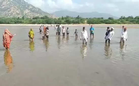 ભય@અમીરગઢ: વિદ્યાર્થીઓ જીવના જોખમે નદી પાર કરી ભણવા મજબૂર