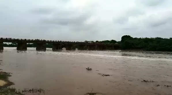 મેઘમહેર@બનાસકાંઠા: વહેલી સવારથી ભારે વરસાદ, નદીમાં નવા નીર આવ્યાં