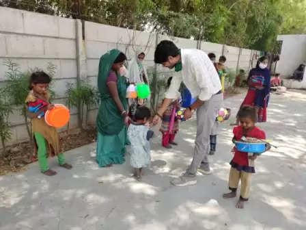 બેચરાજીઃ લોકડાઉનમાં શેલ્ટર હોમમાં બાળકોને આનંદ પ્રમોદ માટે રમકડાં અપાયા