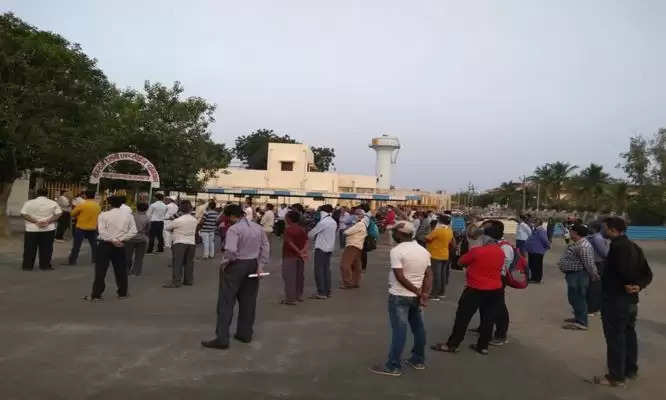 વિરોધ@સુરેન્દ્રનગર: રેલવેના ખાનગીકરણ સામે કર્મચારીઓનું પ્રદર્શન, હડતાલની ચિમકી