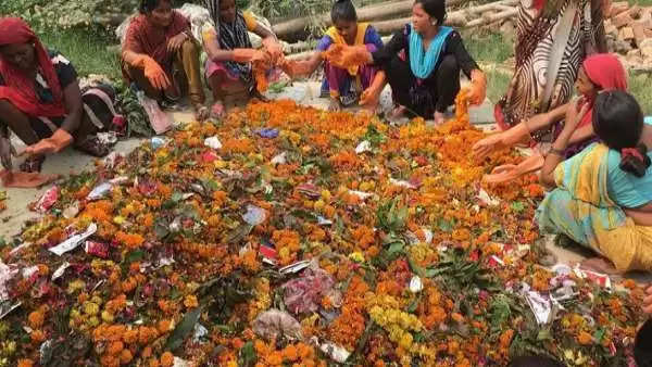 મંદિરમાં વપરાતા ફૂલોમાંથી ખાતર અને અગરબત્તી બનાવી રહ્યા છે બે વિદ્યાથી