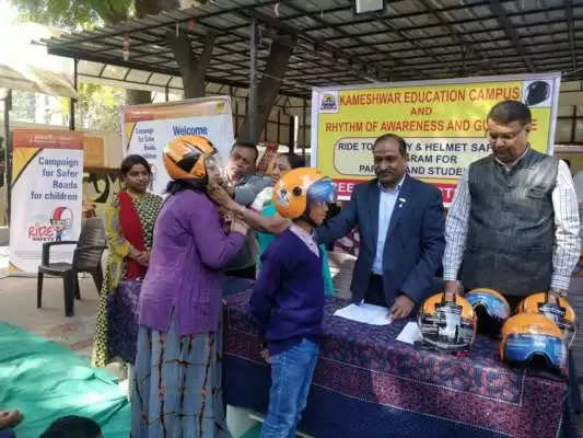 ગુજરાત:  શાળાએ વાલીઓ અને વિદ્યાર્થીઓને હેલ્મેટનું મફતમાં વિતરણ કર્યું