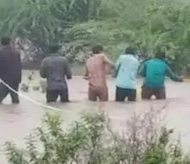 બ્રેકિંગ@ધાંગધ્રા: વાવડી ગામે શંખેશ્વરના 11 લોકો તણાયા, હેલીકોપ્ટરની મદદ માંગી
