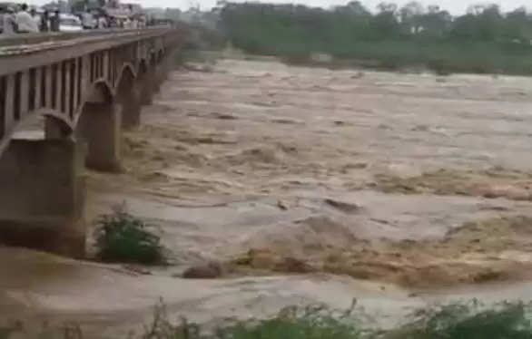 એલર્ટ@રાધનપુર: બનાસ નદીમાં પાણી બેફામ, કાંઠાના ગામલોકોને સંઘર્ષ