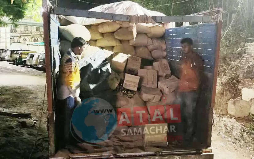 ચોંક્યાં@મહેસાણા: પરોઢીયે ગવારની આડમાં દારૂની હેરાફેરી, ટ્રક-કાર સહિત 30.72 લાખનો મુદ્દામાલ જપ્ત