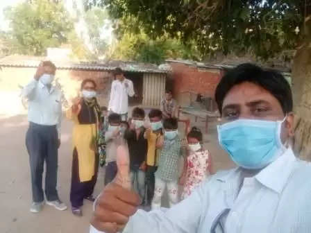 સરસ્વતીઃ કોરોના વાયરસને લઇ અઘાર ગામે શિક્ષકો દ્રારા માસ્ક વિતરણ