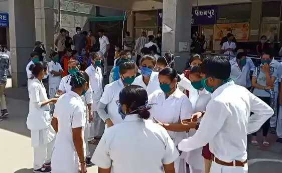 બ્રેકિંગ@પાલનપુર: કોરોના મહામારી વચ્ચે નર્સિંગ સ્ટાફ હડતાલમાં, સ્થિતિ ગંભીર