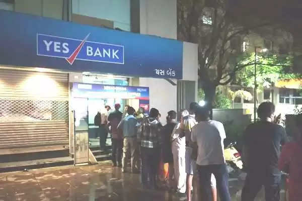 ગુજરાત: YES બેંકના ખાતાધારકો માટે નોટબંધીની હાલત, પૈસા ઉપાડવા લાઈનો
