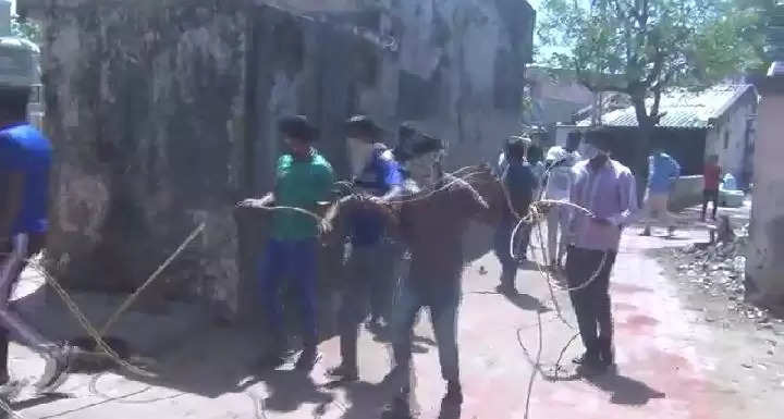વડગામ: લોકડાઉન વચ્ચે ગામમાં સેનેટાઇઝરનો છંટકાવ કરવામાં આવ્યો