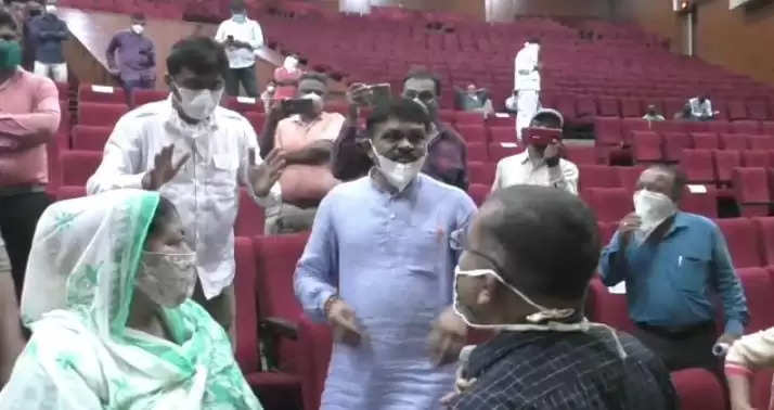 દોડધામ@મહેસાણા: મંજૂર કહી પાલિકા પ્રમુખે મિનીટોમાં સભા આટોપી, થયો હોબાળો