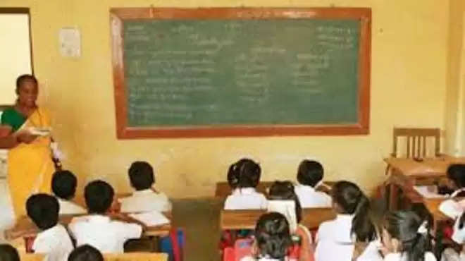 રિપોર્ટ@ગુજરાત: રાજ્યના પ્રાથમિક શિક્ષકોને શાળામાં 8 કલાક હાજરીના પરિપત્ર બાદ ભારે વિરોધ