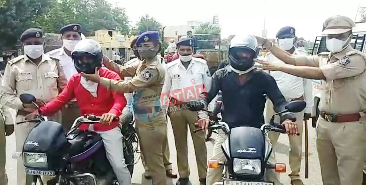 ઉત્તમ@સિધ્ધપુર: બાઇકચાલકોને દંડ ફટકારવાની વચ્ચે પોલીસે હેલ્મેટ વિતરણ કર્યા