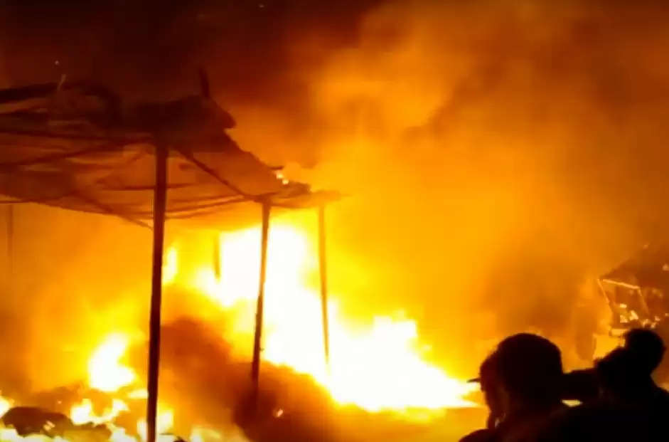ધાનેરા: મોડીરાત્રે ભંગારની દુકાનમાં ભીષણ આગ, અંતે કાબુમાં લેવાઇ