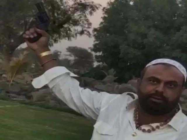 ઘટના@અમદાવાદ : પોલીસ પર ગાડી ચડાવનાર ઈસમનો ફાયરીંગ કરતો વીડિયો વાયરલ