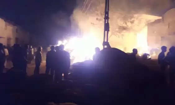 દુર્ઘટના@હારીજ: માર્કેટયાર્ડમાં આગ, વેપારીના ગોડાઉનમાં નુકશાન