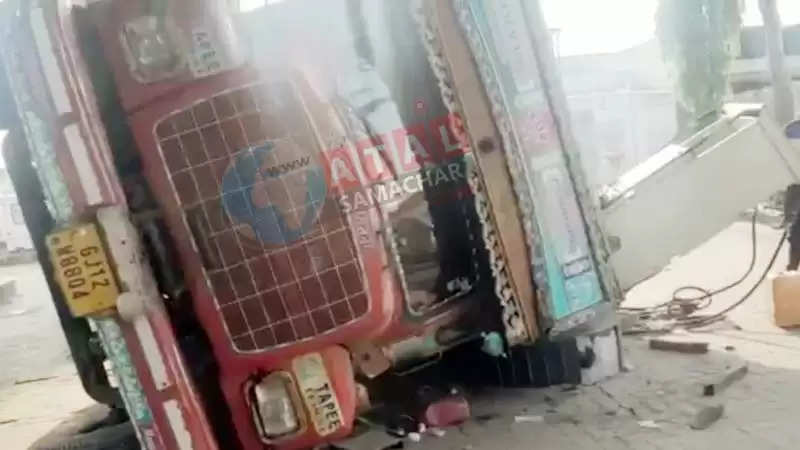 ઘટના@માલપુર: પેટ્રોલ-ડીઝલ ભરવાના મશીન પર ટ્રક પલટી, સદ્દનસીબે જાનહાની ટળી