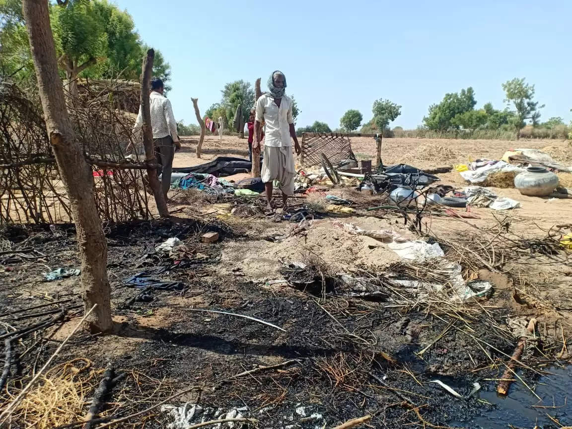 સુઈગામ: ઊચોસણની સીમમાં મજૂર પરિવારનું ઝૂપડું આગમાં ભસ્મીભૂત