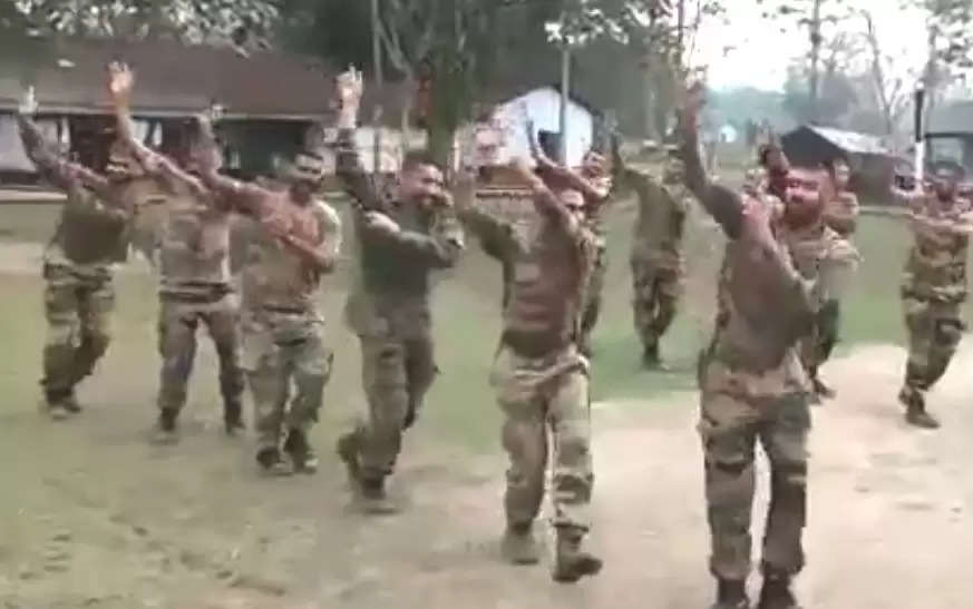 વાયરલ વિડીયો: શહીદોનો બદલો લીધા બાદ ભારતીય સૈનિકો ગુજરાતી ગીત પર ગરબે ઘુમ્યા