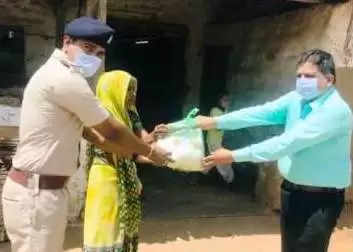 માલપુર: પોલીસ તંત્ર અને મામલતદાર દ્રારા જરૂરીયાતમંદ લોકોને કીટનું વિતરણ