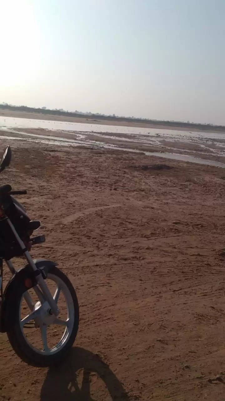 બેફામ@નર્મદા: કૂવો તૂટતાં પાણીનો બંબો છૂટ્યો, જાણે નદીનું વહેણ બન્યું