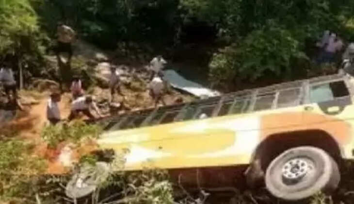 અકસ્માત@જમ્મુ કાશ્મીર: બસ ખીણમાં ખાબકતા 7 લોકોનાં મોત, 15 ઇજાગ્રસ્ત