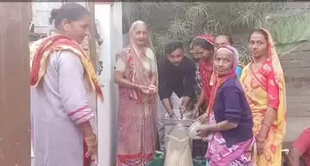 દિયોદરઃ ગૌ મહિલા મંડળ દ્વારા કૂતરાઓ માટે લાડું બનાવાયા