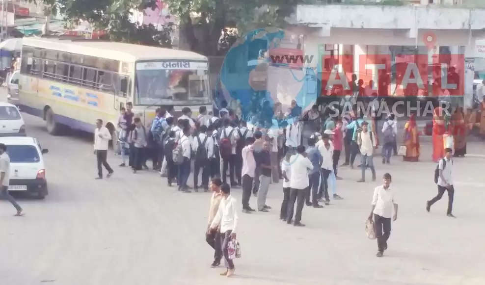 બ્રેકિંગ@વડગામ: બસ ન આવતા વિદ્યાર્થીઓનો હોબાળો, બસ રોકી ટ્રાફીકજામ કરાયું