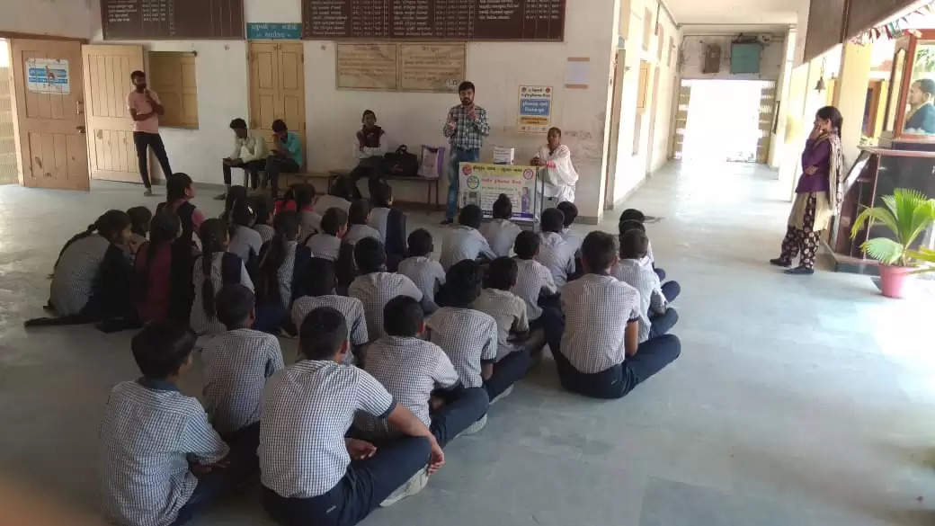 વડગામઃ વરવાડીયા હાઈસ્કૂલમાં રાષ્ટ્રીય કૃમિનાશક દિવસની ઉજવણી કરાઇ