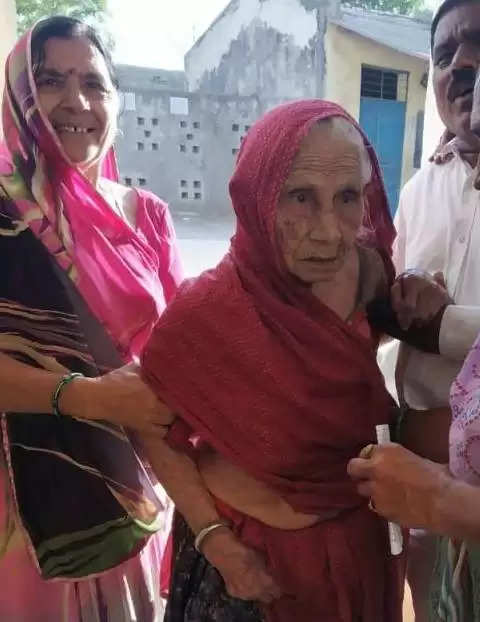 ડીસાઃ ઝાબડીયાનાં 105 વર્ષના માજીએ લોકશાહી જીવંત રાખવા કર્યું મતદાન